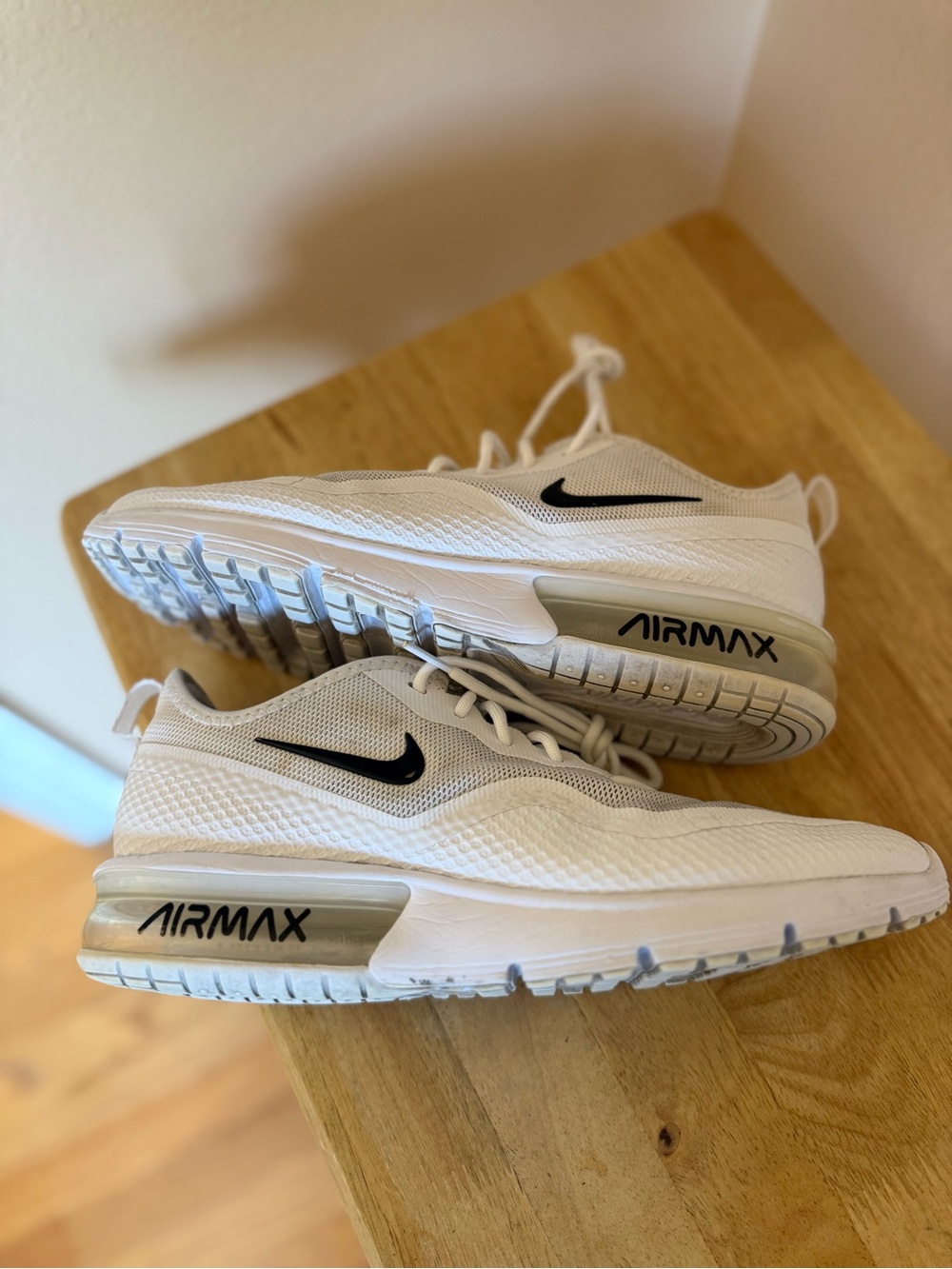 Nike White and Black Air Max Lightweight Sneakers 9W